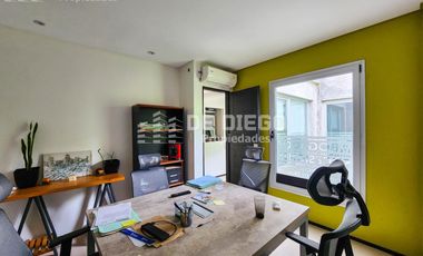 Oficina en Venta de 131 m2, primer piso por escalera, Se puede agregar 78 m2 en PB a la calle. San Isidro centro.