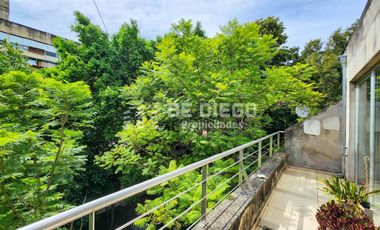Oficina en Venta de 131 m2, primer piso por escalera, Se puede agregar 78 m2 en PB a la calle. San Isidro centro.