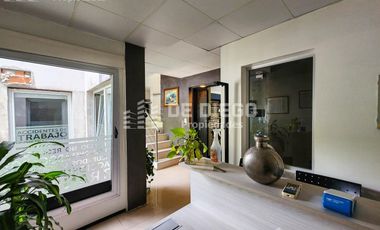 Oficina en Venta de 131 m2, primer piso por escalera, Se puede agregar 78 m2 en PB a la calle. San Isidro centro.