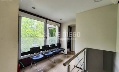 Oficina en Venta de 131 m2, primer piso por escalera, Se puede agregar 78 m2 en PB a la calle. San Isidro centro.