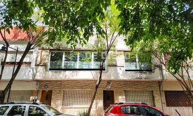 Oficina en Venta de 131 m2, primer piso por escalera, Se puede agregar 78 m2 en PB a la calle. San Isidro centro.