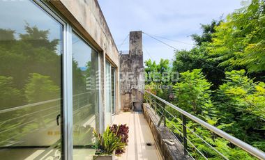Oficina en Venta de 131 m2, primer piso por escalera, Se puede agregar 78 m2 en PB a la calle. San Isidro centro.