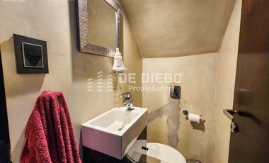 Oficina en Venta de 131 m2, primer piso por escalera, Se puede agregar 78 m2 en PB a la calle. San Isidro centro.