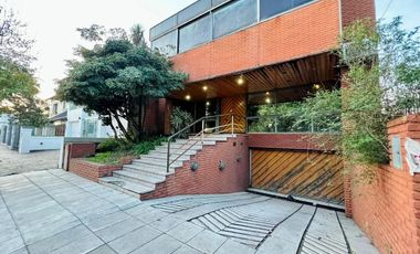 Casa en venta - 3 Dormitorios 3 Baños - Cocheras - 420Mts2 - Mataderos
