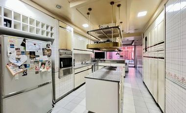 Casa en venta - 3 Dormitorios 3 Baños - Cocheras - 420Mts2 - Mataderos