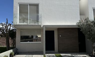 CASA EN VENTA  EN HIGH GARDEN ZIBATA QUERETARO