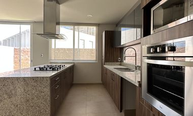 CASA EN VENTA  EN HIGH GARDEN ZIBATA QUERETARO