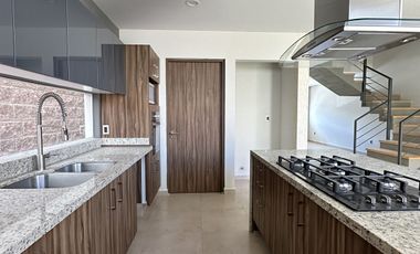 CASA EN VENTA  EN HIGH GARDEN ZIBATA QUERETARO