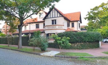 VENTA CASA PQUE.AGUIRRE-Labrden 400-4d dep/serv-Pil-Quin c/parr-Lindísima-sup.cub 476m2-terr 926m2