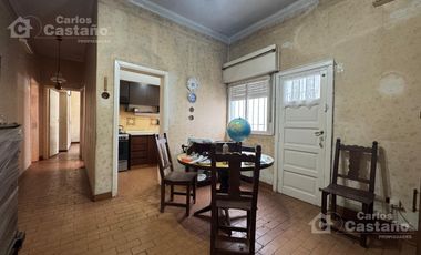 Importante Casa 3 Amb. en Esquina con Sótano, Local o Garaje y Terraza