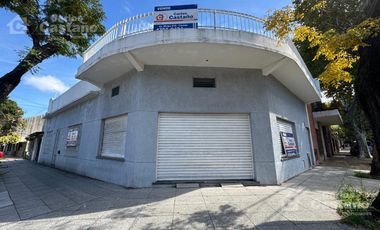 Importante Casa 3 Amb. en Esquina con Sótano, Local o Garaje y Terraza