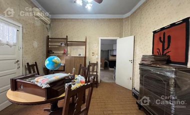 Importante Casa 3 Amb. en Esquina con Sótano, Local o Garaje y Terraza