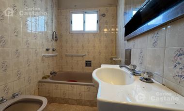 Importante Casa 3 Amb. en Esquina con Sótano, Local o Garaje y Terraza