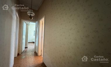 Importante Casa 3 Amb. en Esquina con Sótano, Local o Garaje y Terraza
