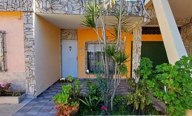 Casa en  Ituzaigo 4 ambientes gran lote jardin frente fondo galpon y quincho cerrado