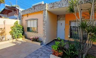 Casa en  Ituzaigo 4 ambientes gran lote jardin frente fondo galpon y quincho cerrado
