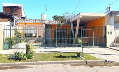 Casa en  Ituzaigo 4 ambientes gran lote jardin frente fondo galpon y quincho cerrado
