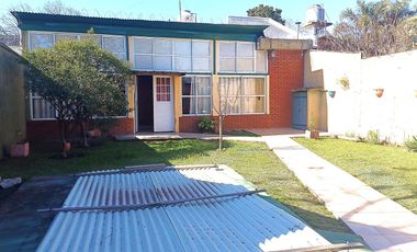 Casa en  Ituzaigo 4 ambientes gran lote jardin frente fondo galpon y quincho cerrado