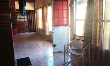 Casa en  Ituzaigo 4 ambientes gran lote jardin frente fondo galpon y quincho cerrado