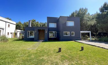 Casa en alquiler- Residencial 1 lote 372 de Costa Esmeralda - Gran capacidad - Pileta