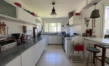 Casa en alquiler- Residencial 1 lote 372 de Costa Esmeralda - Gran capacidad - Pileta