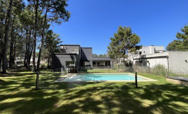 Casa en alquiler- Residencial 1 lote 372 de Costa Esmeralda - Gran capacidad - Pileta