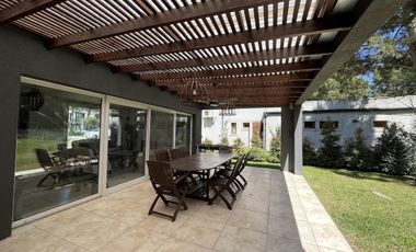 Casa en alquiler- Residencial 1 lote 372 de Costa Esmeralda - Gran capacidad - Pileta