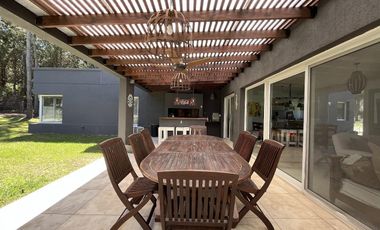 Casa en alquiler- Residencial 1 lote 372 de Costa Esmeralda - Gran capacidad - Pileta