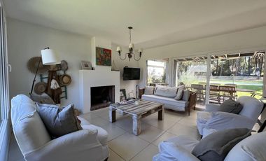 Casa en alquiler- Residencial 1 lote 372 de Costa Esmeralda - Gran capacidad - Pileta