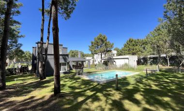 Casa en alquiler- Residencial 1 lote 372 de Costa Esmeralda - Gran capacidad - Pileta
