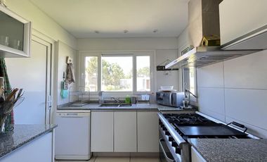 Casa en alquiler- Residencial 1 lote 372 de Costa Esmeralda - Gran capacidad - Pileta