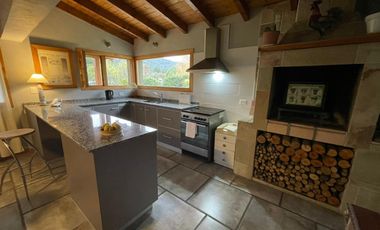 Casa con Galería y Jardín de 1700m2 en Venta - Península de San Pedro - Bariloche
