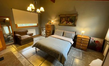 Casa con Galería y Jardín de 1700m2 en Venta - Península de San Pedro - Bariloche