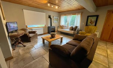 Casa con Galería y Jardín de 1700m2 en Venta - Península de San Pedro - Bariloche