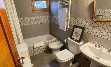 Casa con Galería y Jardín de 1700m2 en Venta - Península de San Pedro - Bariloche