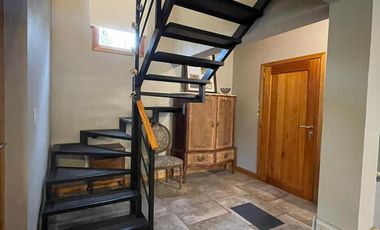 Casa con Galería y Jardín de 1700m2 en Venta - Península de San Pedro - Bariloche