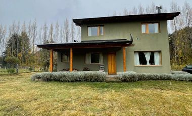 Casa con Galería y Jardín de 1700m2 en Venta - Península de San Pedro - Bariloche