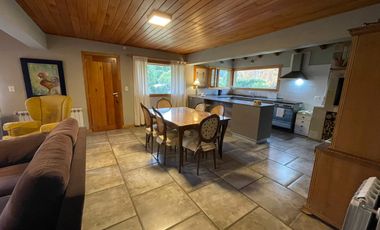 Casa con Galería y Jardín de 1700m2 en Venta - Península de San Pedro - Bariloche