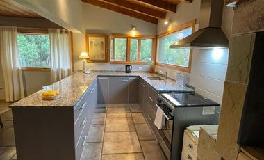 Casa con Galería y Jardín de 1700m2 en Venta - Península de San Pedro - Bariloche