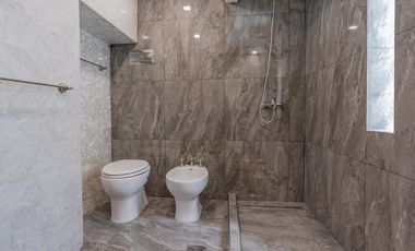 Venta departamento 3 ambientes con cochera y baulera en La Perla Sur