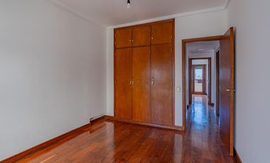 Venta departamento 3 ambientes con cochera y baulera en La Perla Sur