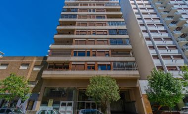 Venta departamento 3 ambientes con cochera y baulera en La Perla Sur