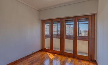Venta departamento 3 ambientes con cochera y baulera en La Perla Sur