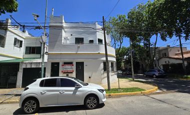 PH DE 3 AMBIENTES EN PLANTA BAJA CON COCHERA Y PATIO EN VENTA. VICENTE LOPEZ