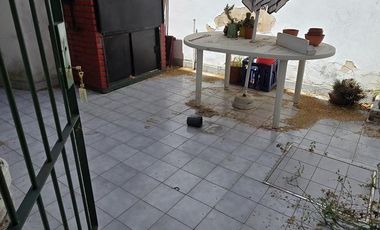 PH DE 3 AMBIENTES EN PLANTA BAJA CON COCHERA Y PATIO EN VENTA. VICENTE LOPEZ