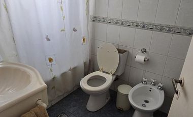 PH DE 3 AMBIENTES EN PLANTA BAJA CON COCHERA Y PATIO EN VENTA. VICENTE LOPEZ