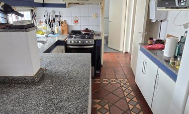 PH DE 3 AMBIENTES EN PLANTA BAJA CON COCHERA Y PATIO EN VENTA. VICENTE LOPEZ