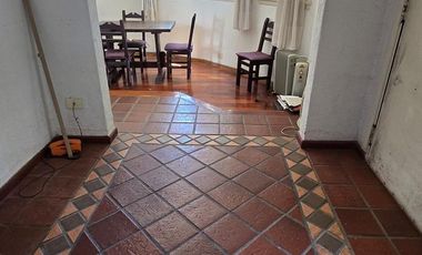 PH DE 3 AMBIENTES EN PLANTA BAJA CON COCHERA Y PATIO EN VENTA. VICENTE LOPEZ