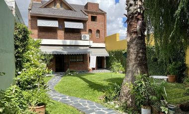 6 ambientes - Garage p/3 autos - Jardín - Vta. Dta. - Permuta - Financiación Directa!!!!!