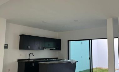 EN VENTA, CASA CON ALBERCA EN OAXTEPEC, MORELOS